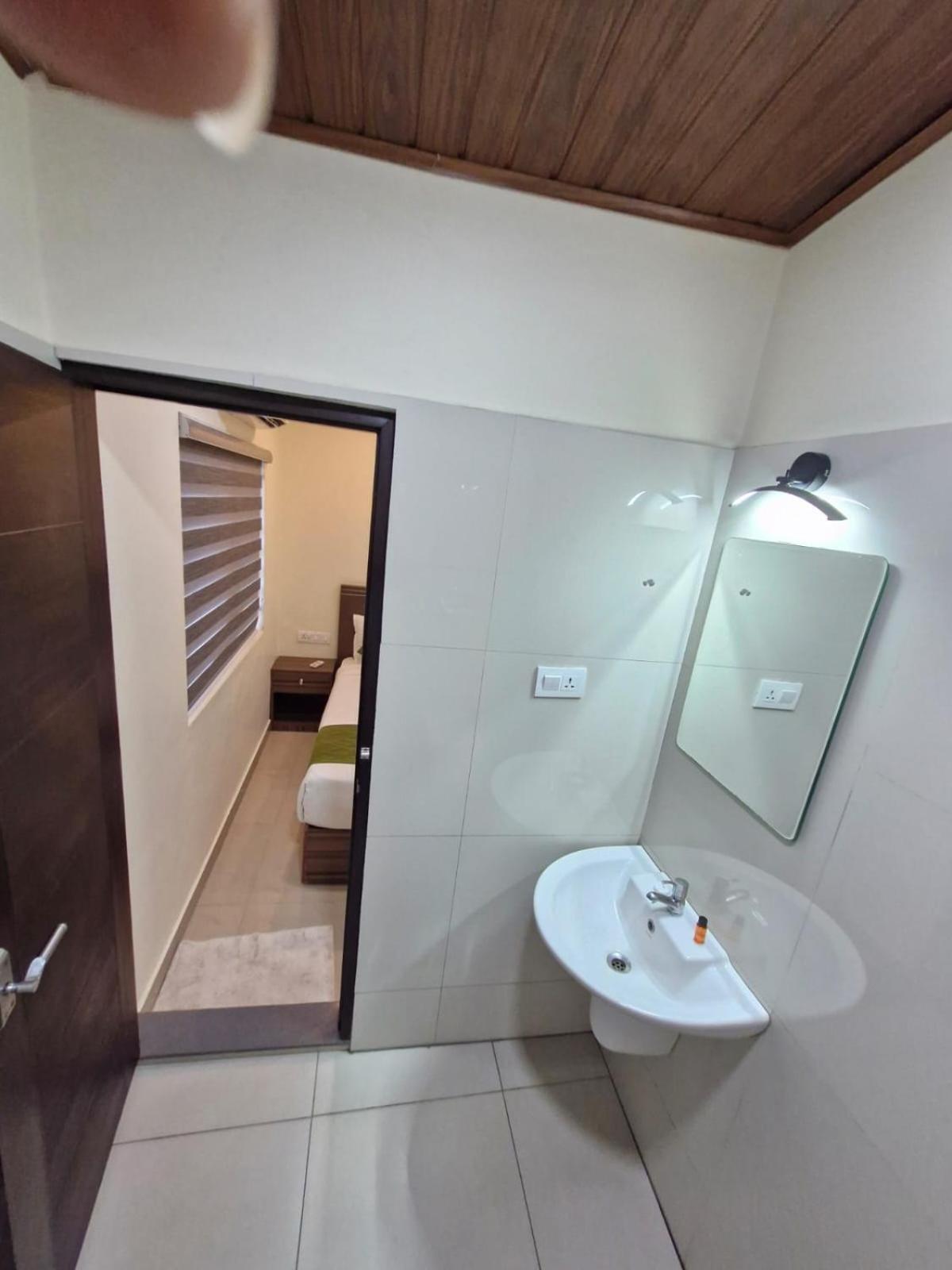 Hotel Muziris Manor Residency à Kochi Extérieur photo